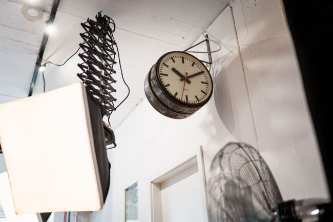Studio Löchgau alte Bahnhofsuhr als Dekoration