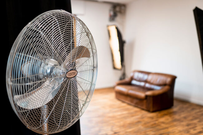 Studio Löchgau Ventilator, im Hintergrund ein braunes Ledersofa