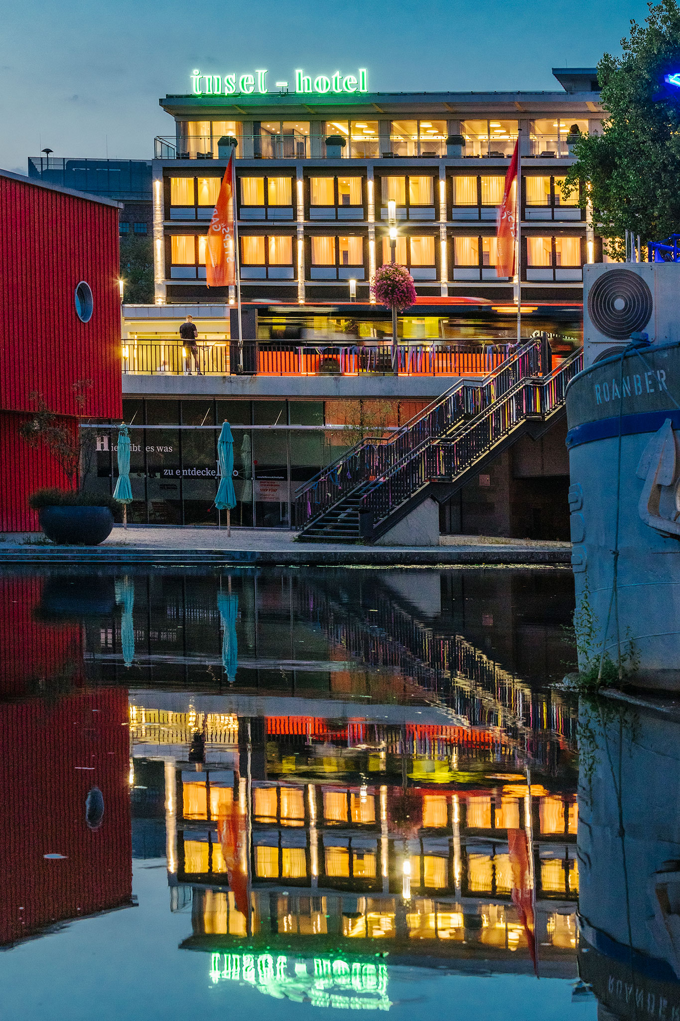 Inselhotel Außenaufnahme Blaue Stunde