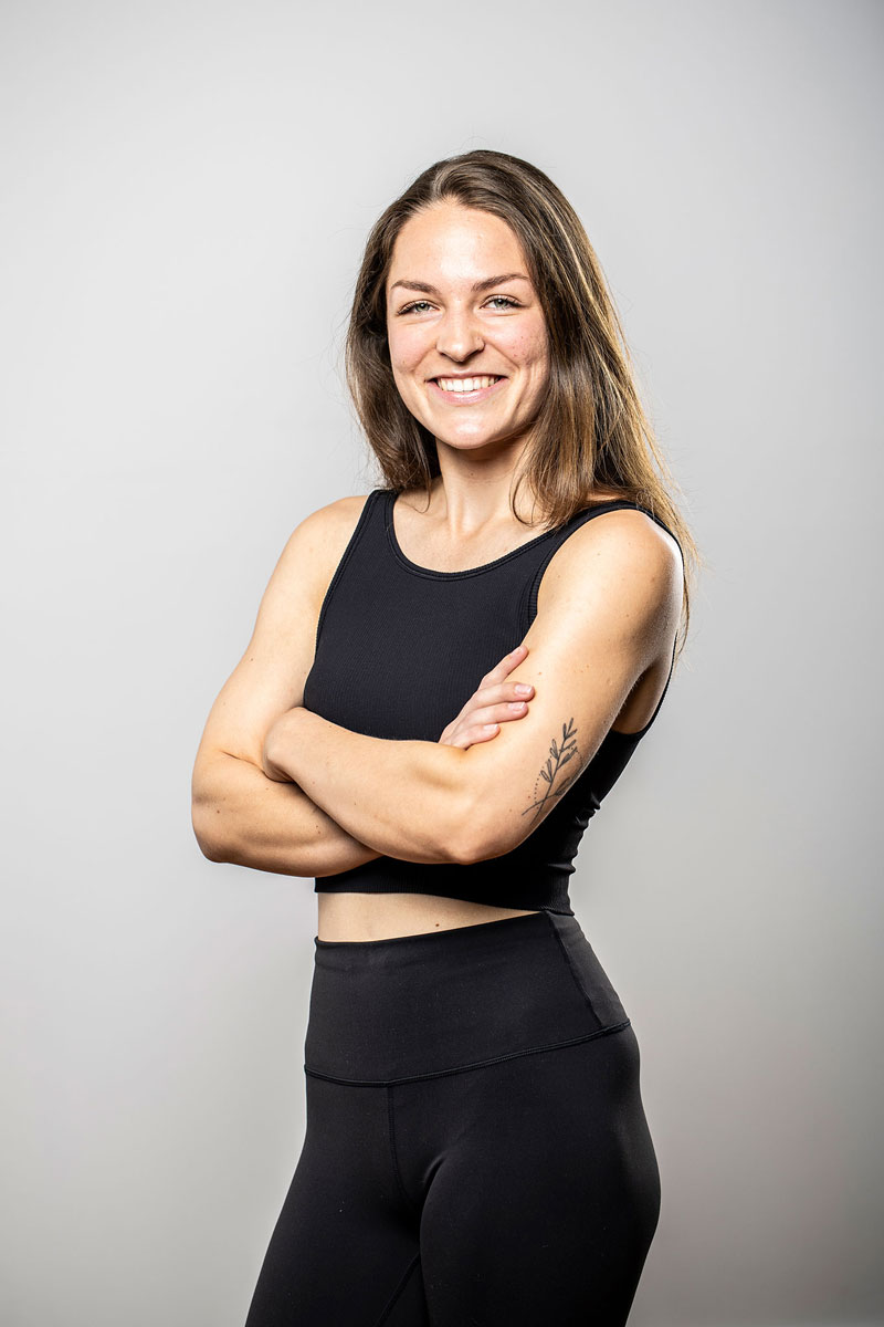 Portrait auf hellem Hintergrund einer Yoga Trainerin