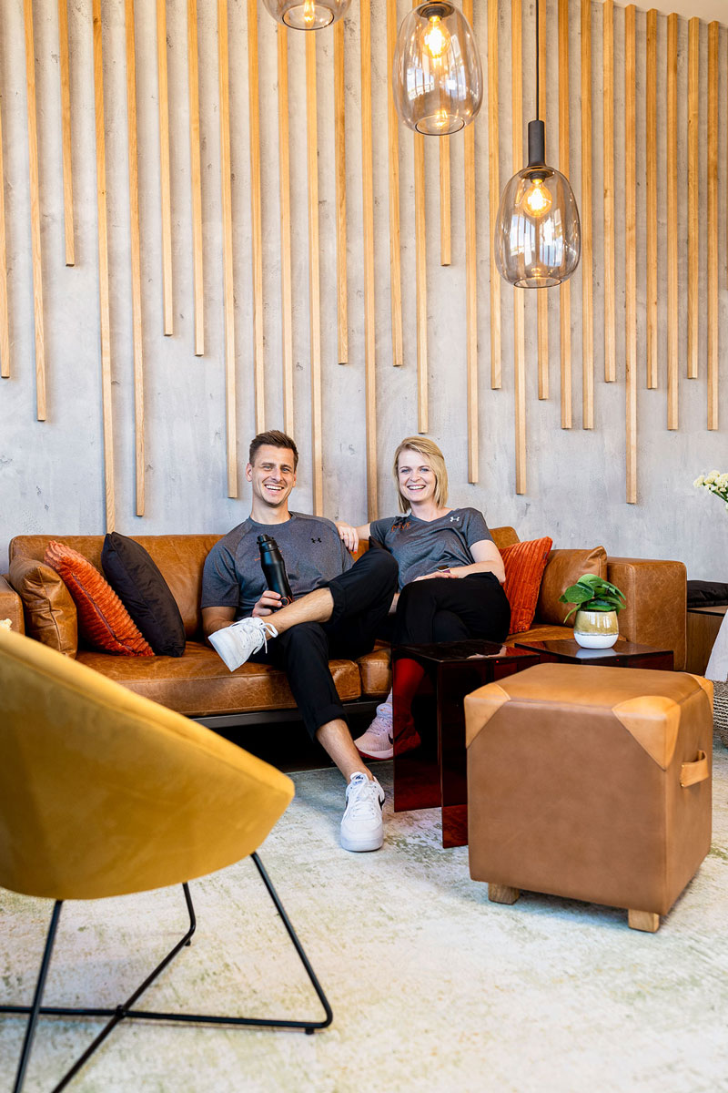 Nick und Sabrina - die Grüner von Move sitzen auf einem Sofa.