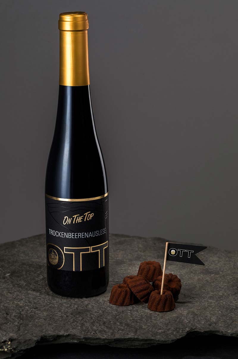 Weinflasche und Minikuchen.