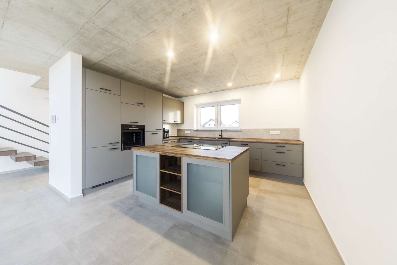 Moderne Kueche in einem Einfamilienhaus in Obermarchtal, gebaut von Rudolf-Bau.