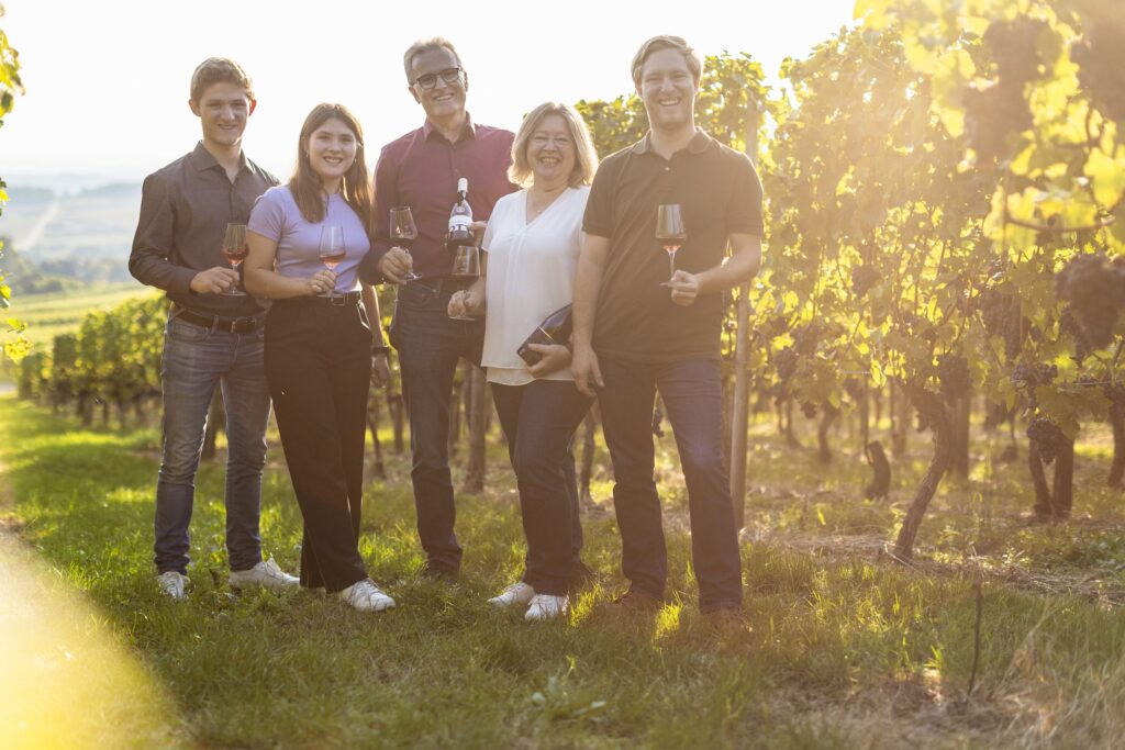 Gruppe von Personen im Freien bei Sonnenuntergang fuer Unternehmenswerbung fotografiert.