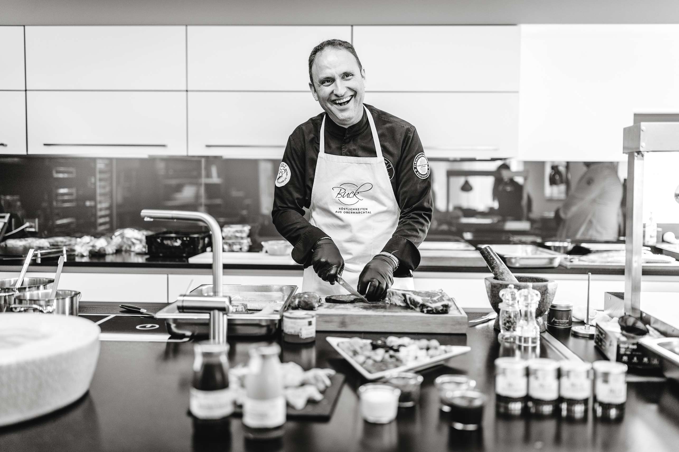 Ein mann kocht in einer modernen kueche.