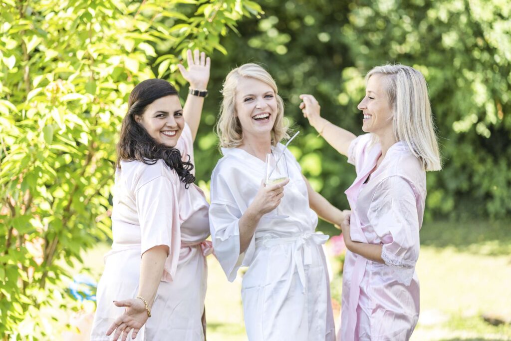 Braeute im garten bereiten sich auf die hochzeit vor.