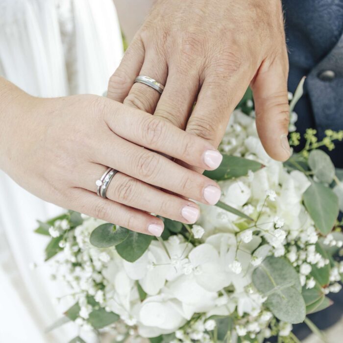 Brautpaar haende ringe blumen