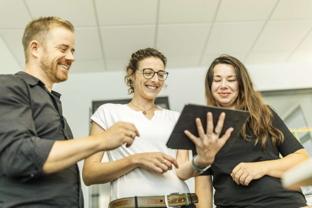 Teammitglieder des unternehmens cubert besprechen eine hyperspektralkamera.
