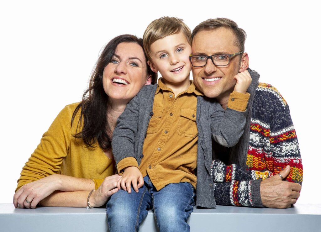Familienfoto von befotomedia zeigt eine glueckliche familie zusammen.