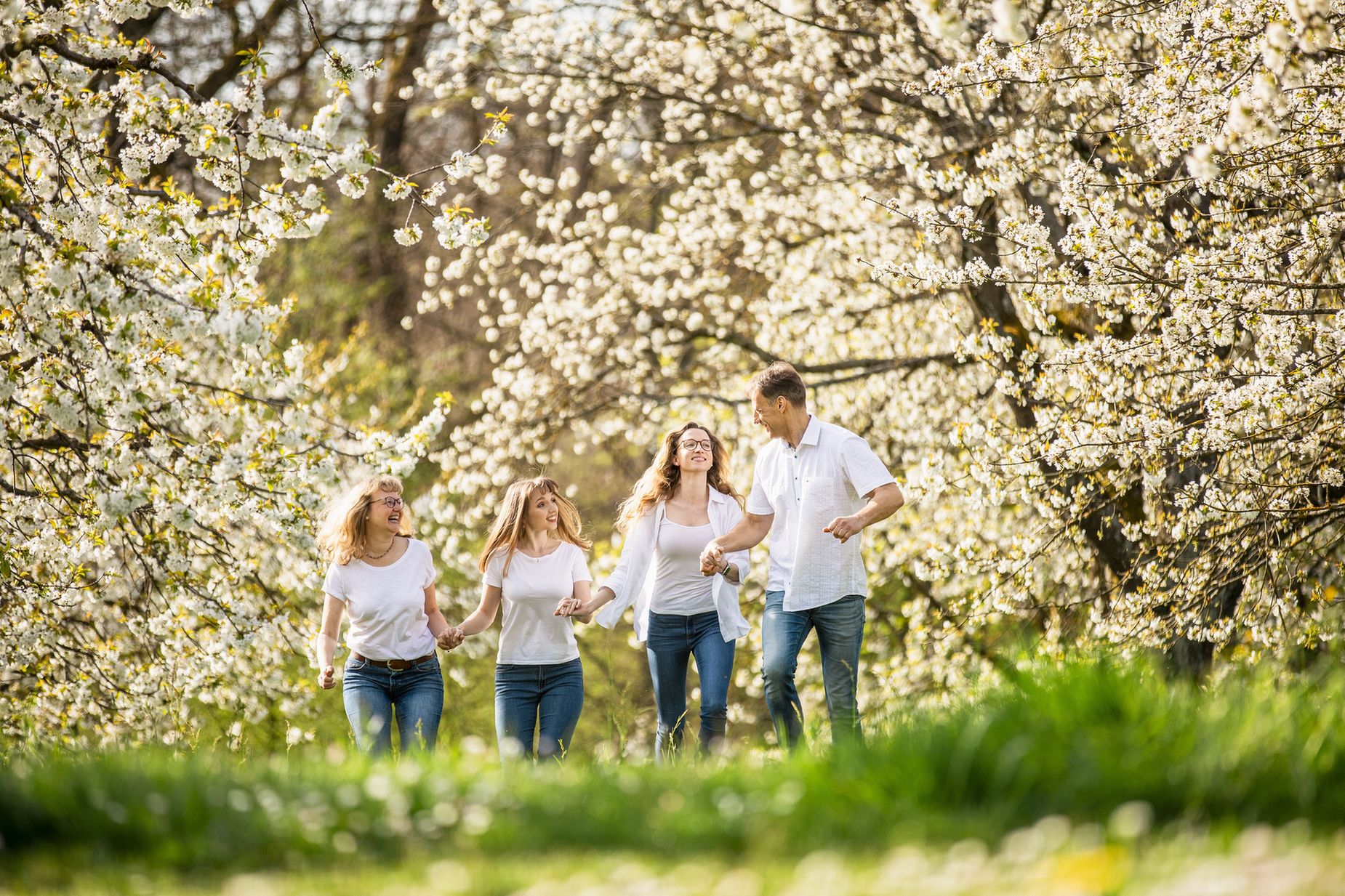 Eine familie spaziert durch eine blumenwiese in loechgau.