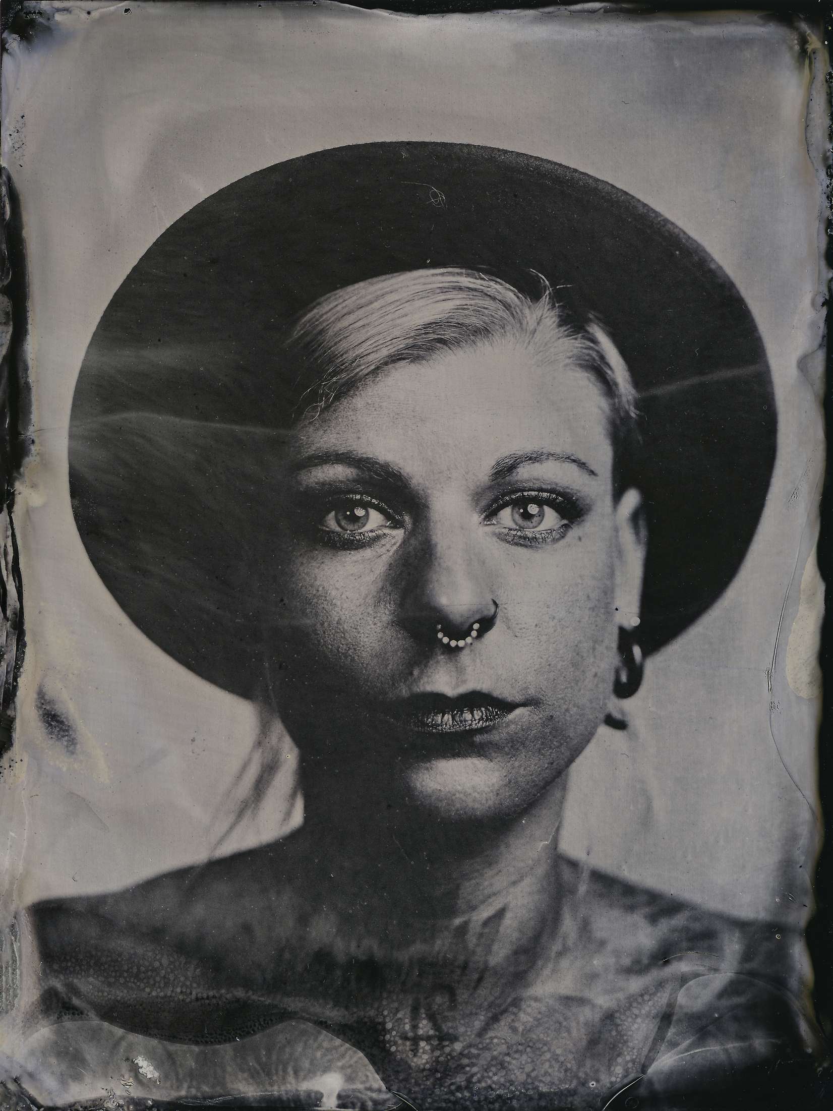 Nassplattenfotografie zeigt eine person mit hut im vintage stil.