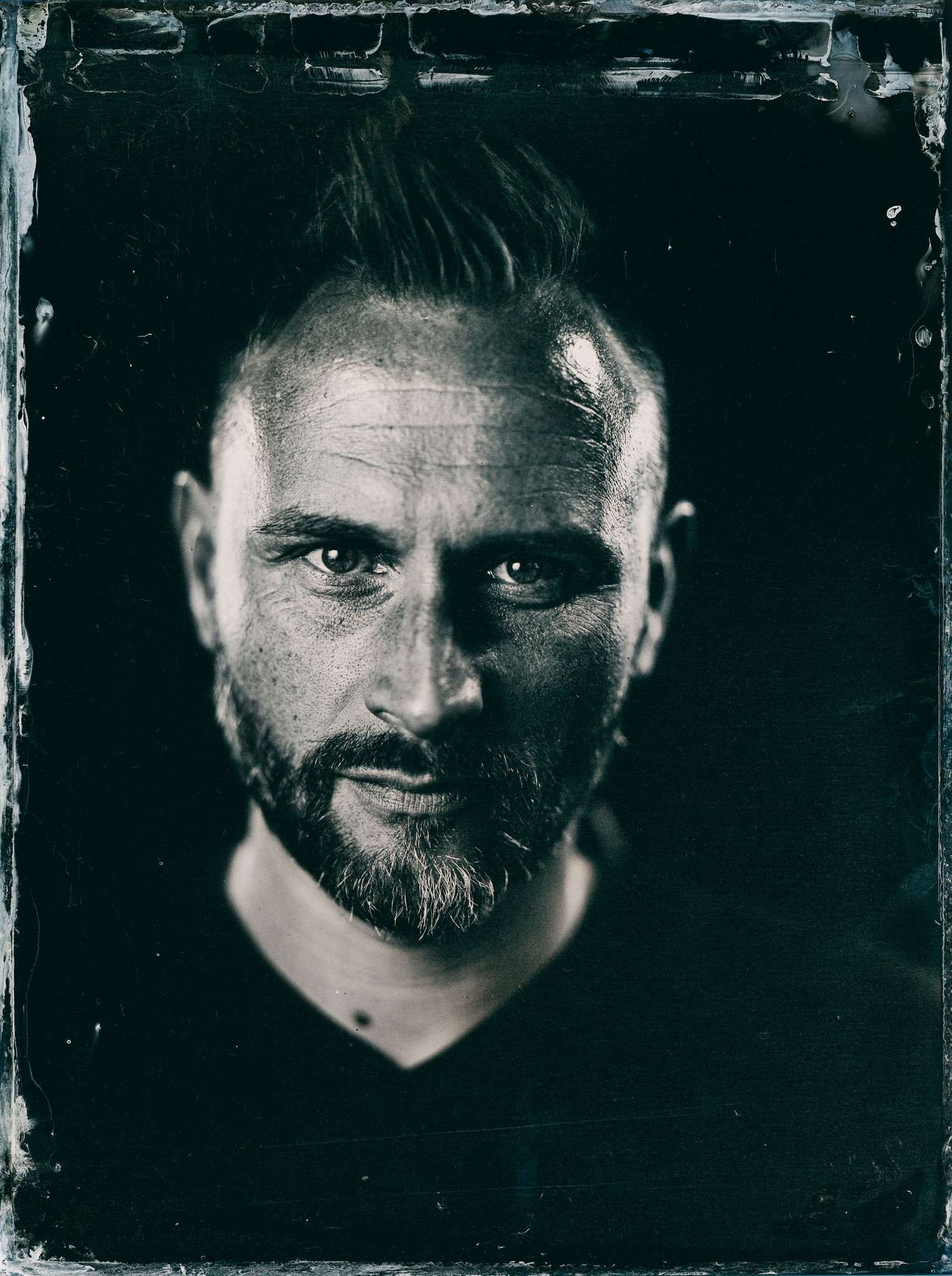 Schwarz-weiß Portraet eines Mannes in Nassplattenfotografie von befotomedia.