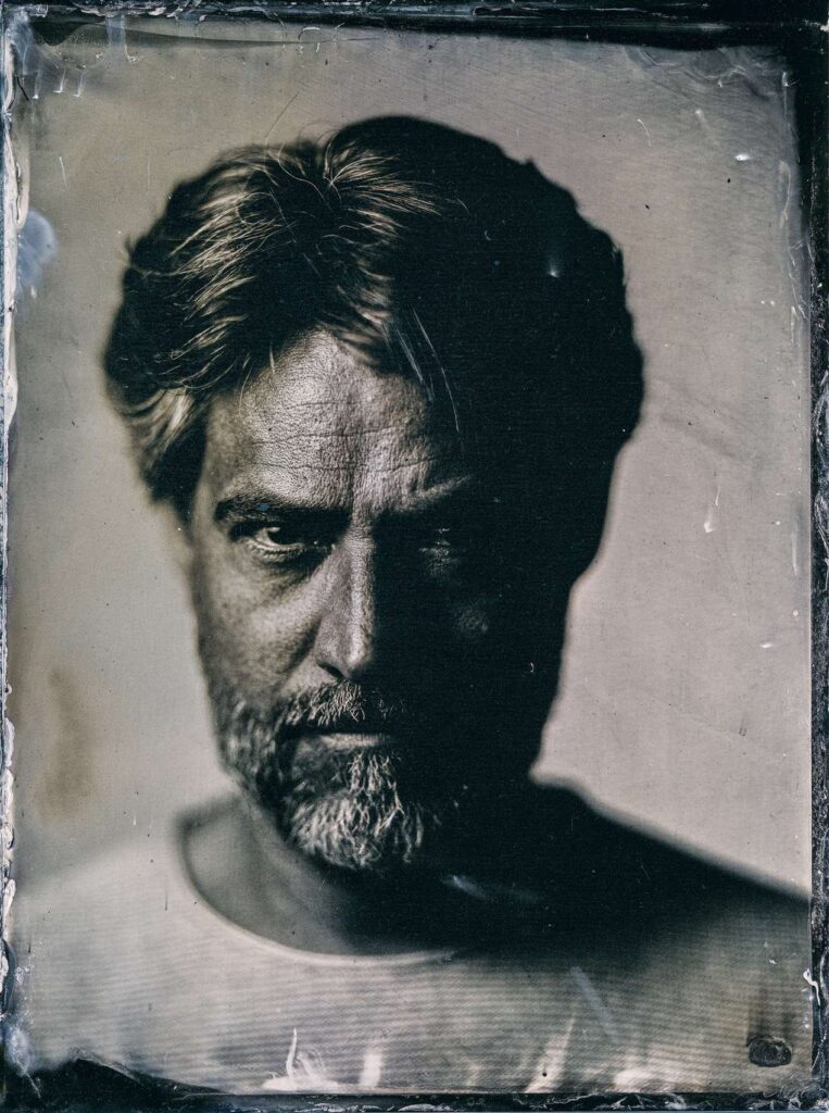 Portraet eines mannes im nassplattenfotografiestil mit ernstem ausdruck