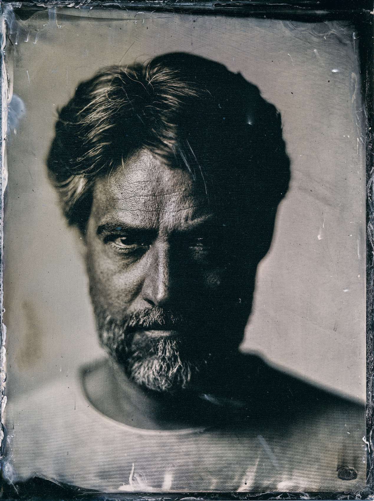 Portraet eines Mannes im Nassplattenfotografiestil mit ernstem Ausdruck