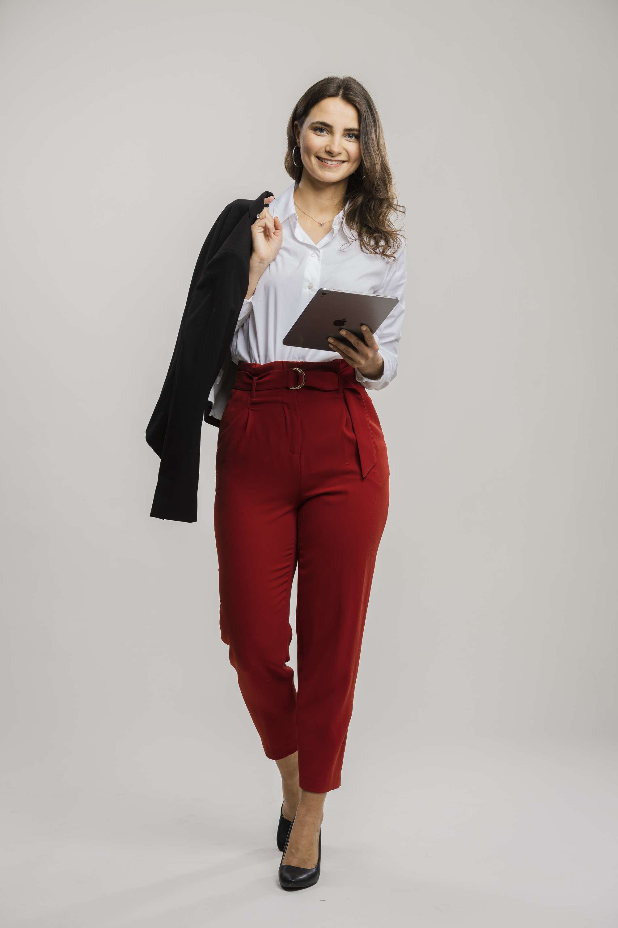 Junge Frau posiert mit Ordner in Studioaufnahme von befotomedia.