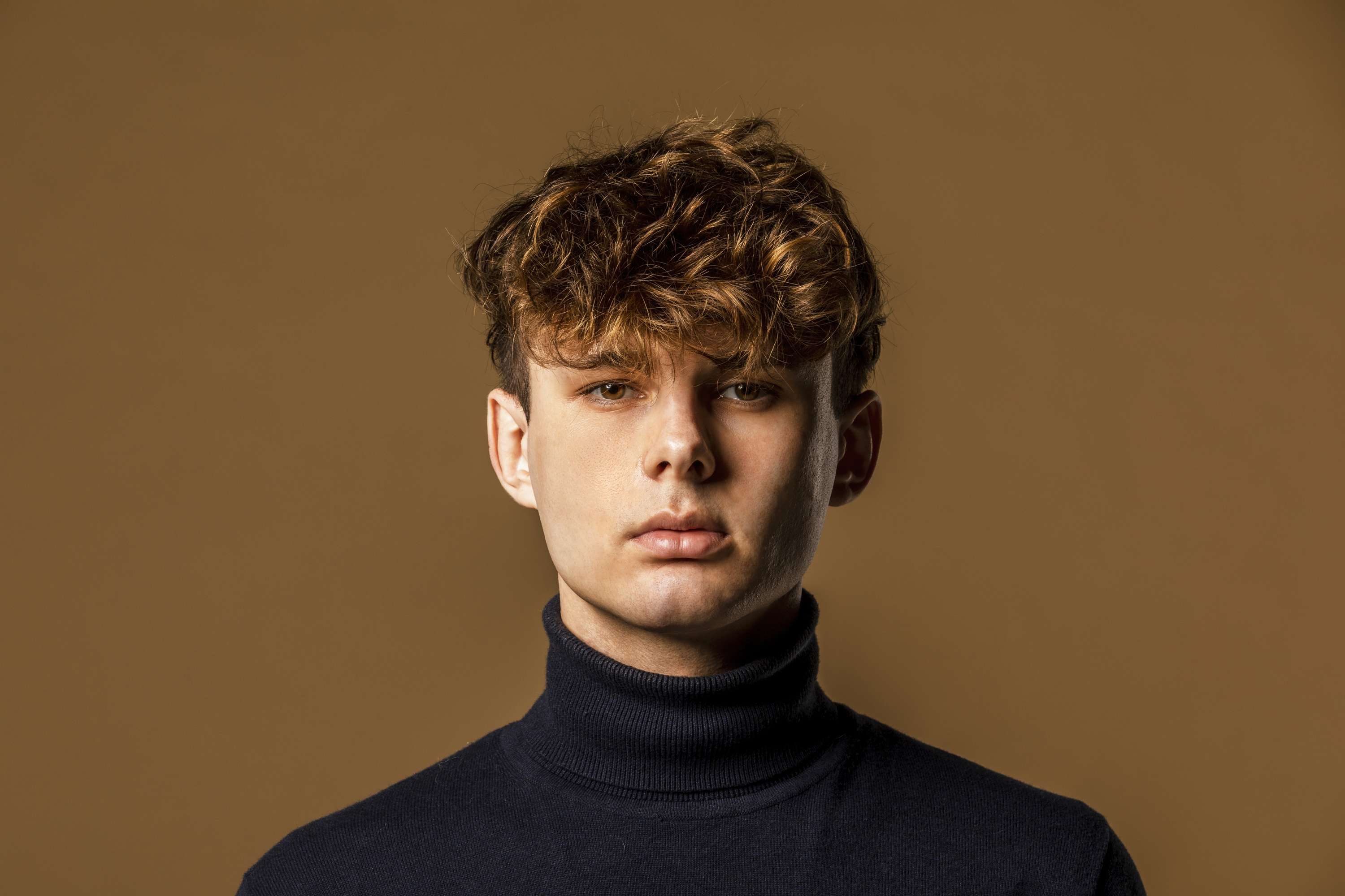 Portrait eines jungen Mannes vor neutralem Hintergrund in Loechgau.