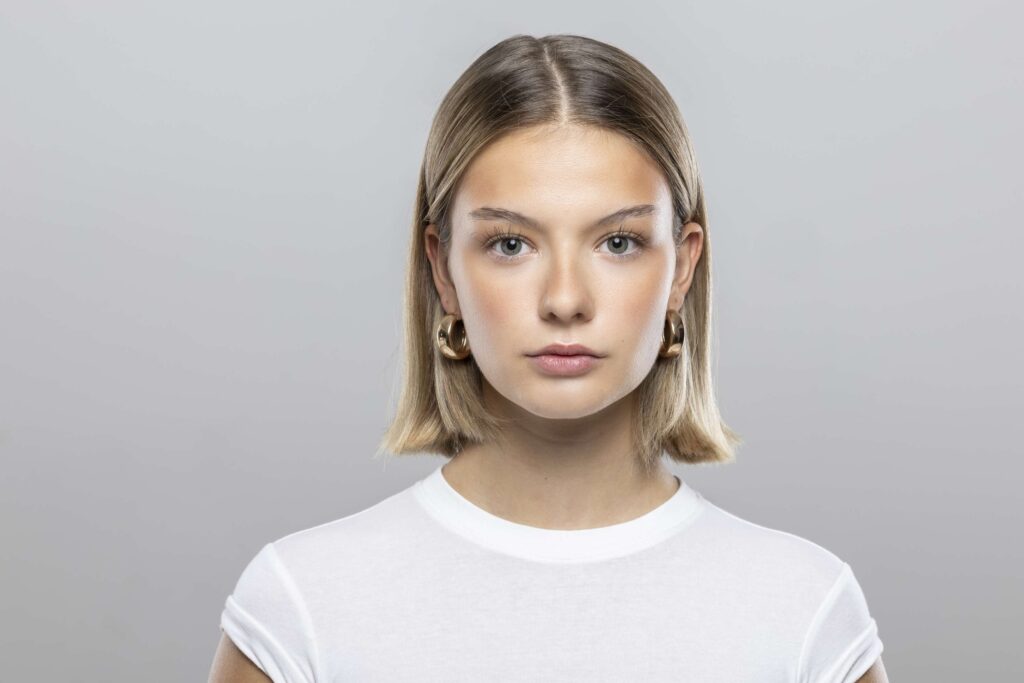 Portrait einer jungen frau im studio von befotomedia in loechgau.