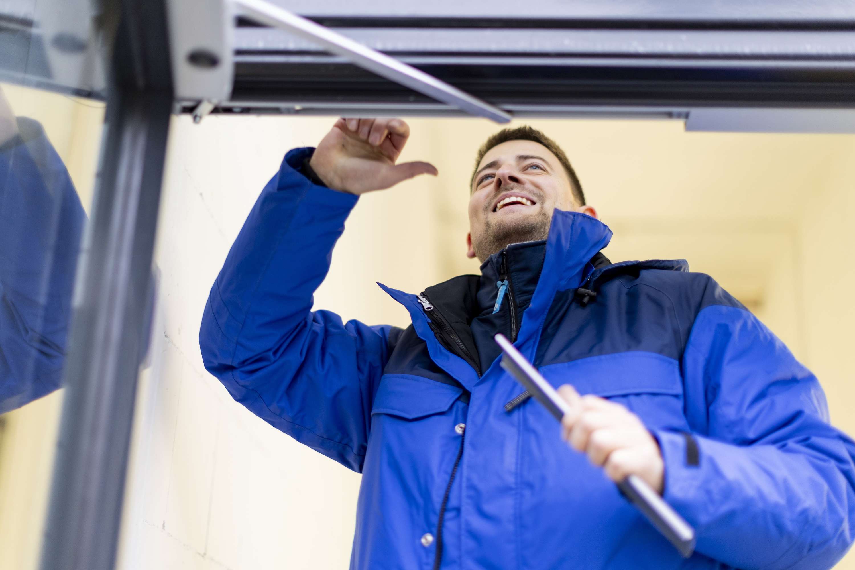 Facharbeiter der Dodel Metallbau GmbH bei der Fassadenmontage in Neu-Ulm.