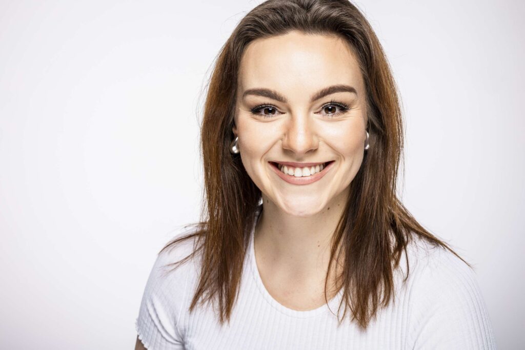 Portrait einer laechelnden frau im studio in loechgau.