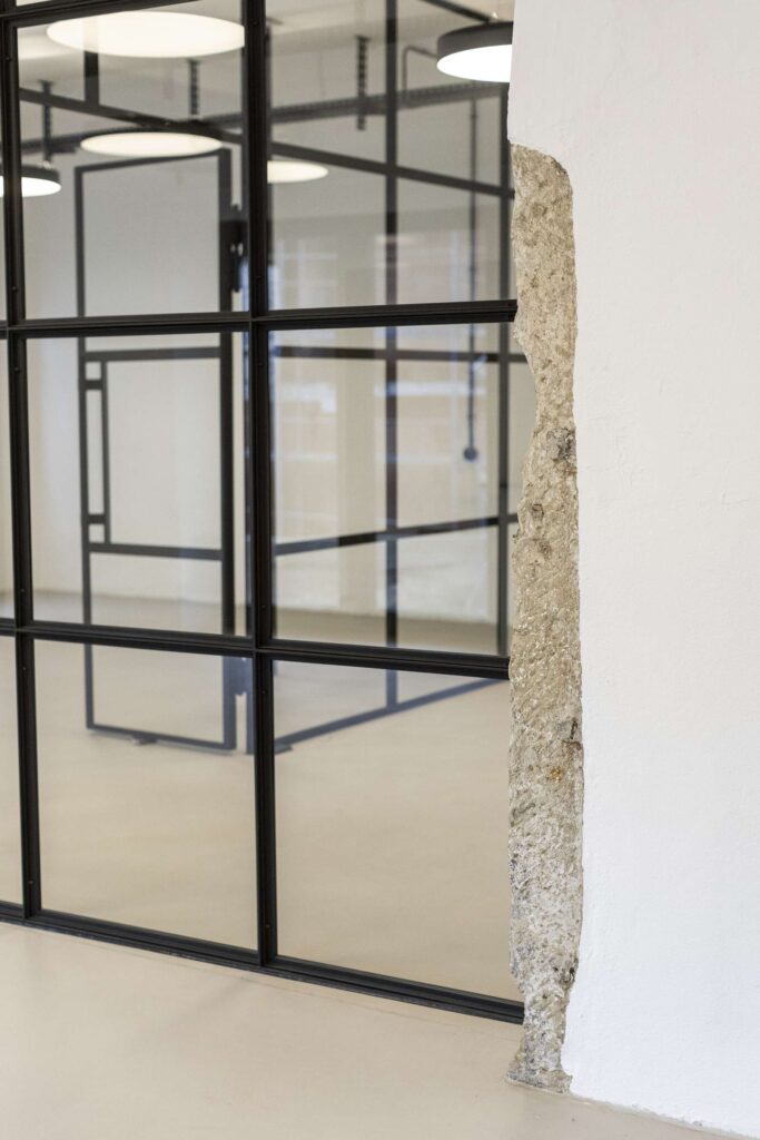 moderner-industriestil-glaswand