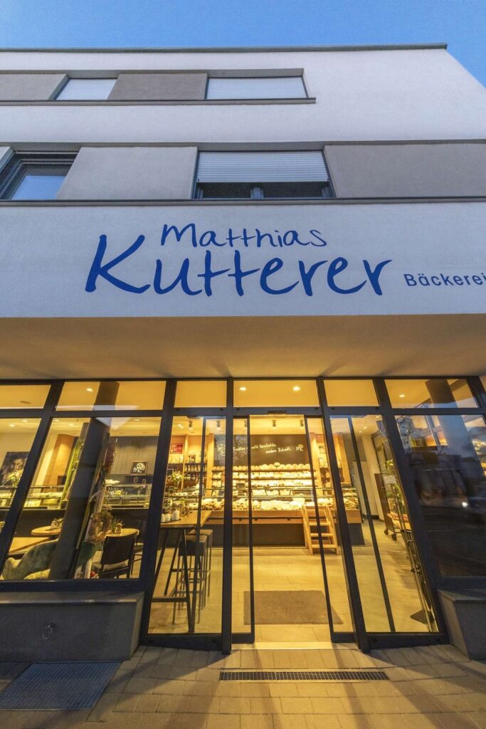 Eingang einer Baeckerei namens Kutterer bei Sonnenuntergang.