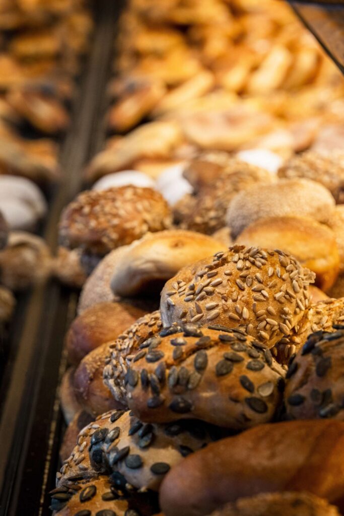 Verschiedene Sorten frischer Bagels in einer Baeckerei.