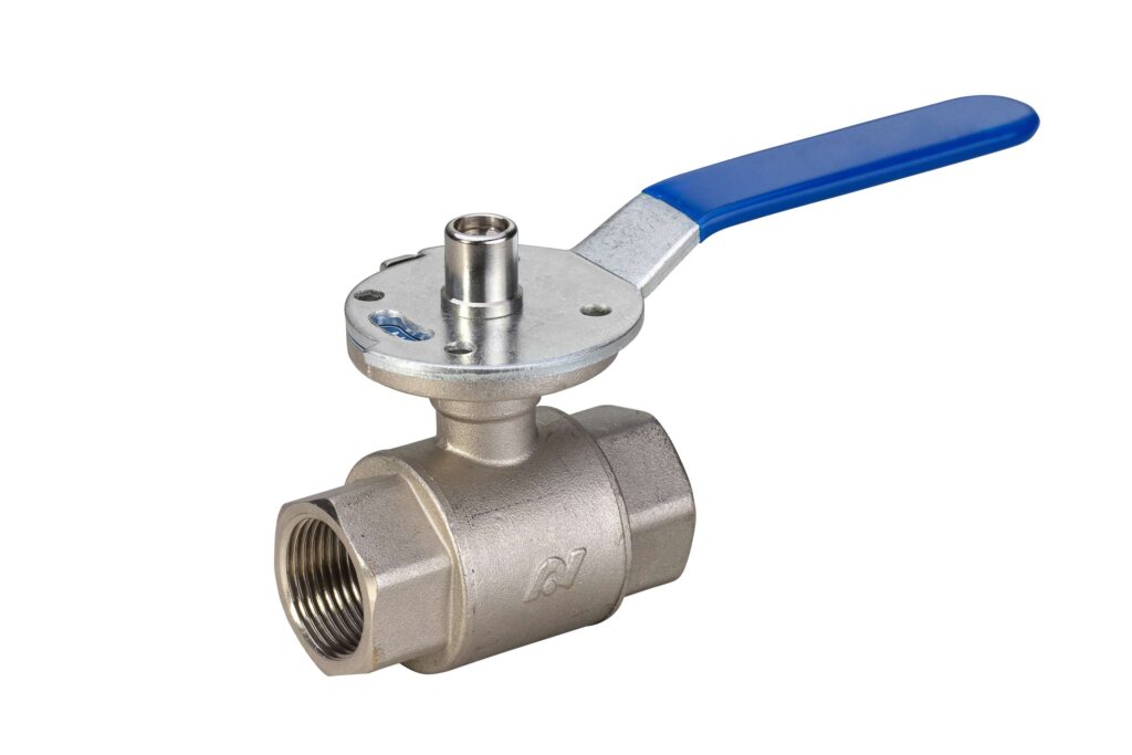 Ein edelstahl kugelhahn mit blauem griff.