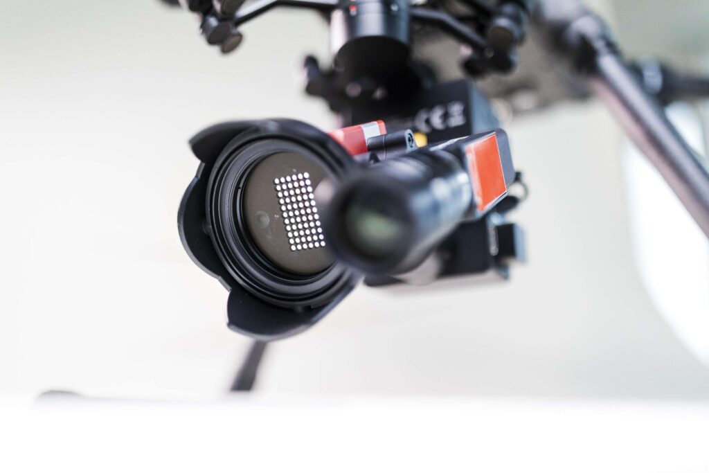 Nahaufnahme einer Cubert-Hyperspektralkamera in moderner technologieumgebung