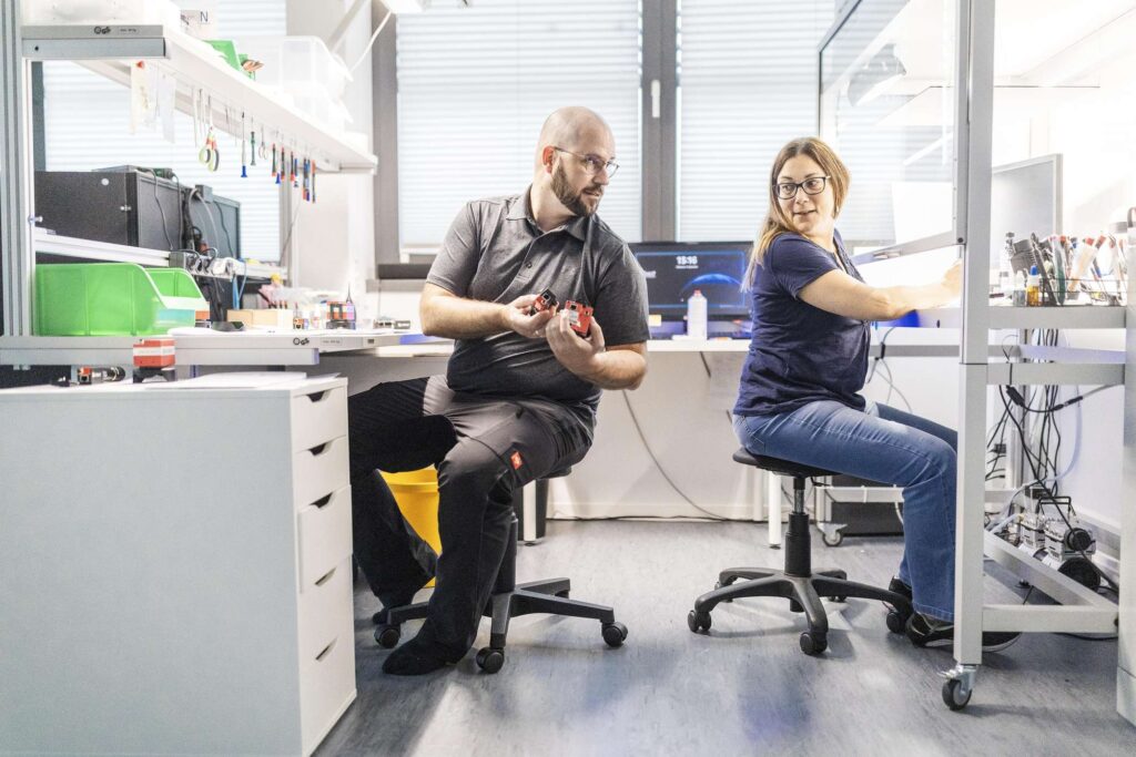 Zwei Personen arbeiten in einem Labor an Hyperspektralkameras des Unternehmens Cubert.