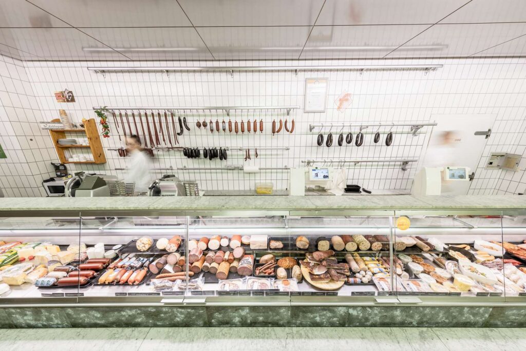 Frische Fleisch- und Wurstwaren in einer Metzgerei in Obermarchtal