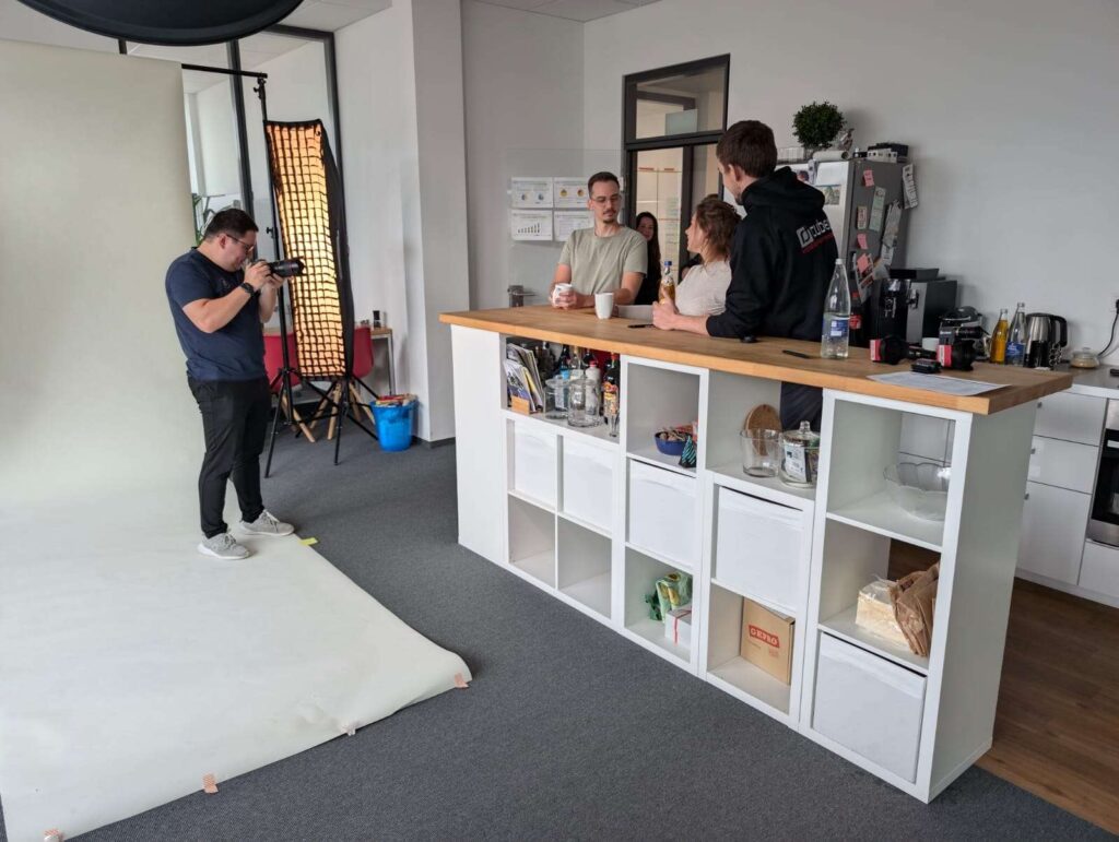 Fotostudio mit Fotografen und Team hinter den Kulissen bei BE fotomedia.