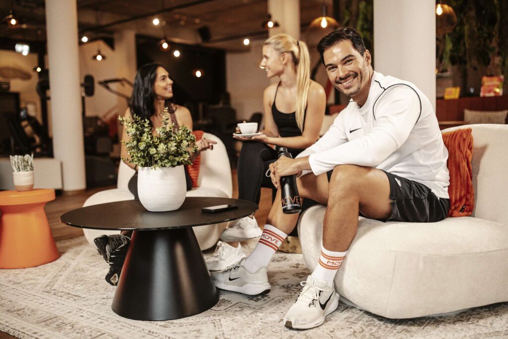 Menschen entspannen sich in der Move Trainings- und Therapiestation in Kirchheim.