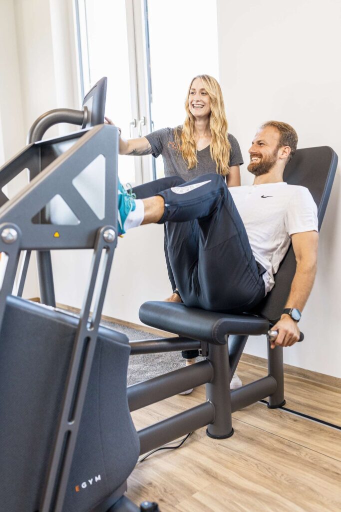 Person beim Fitnesstraining in einem Physiotherapiezentrum