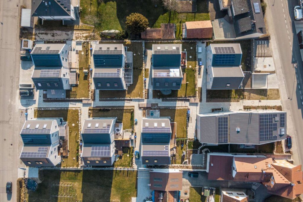 Drohnenbild einer modernen Wohnsiedlung aus der Vogelperspektive.