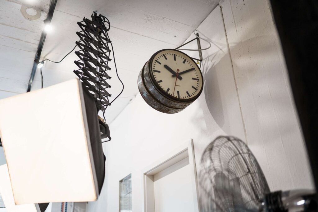 Eine klassische Wanduhr im Studio von befo in Loechgau bei Ludwigsburg.