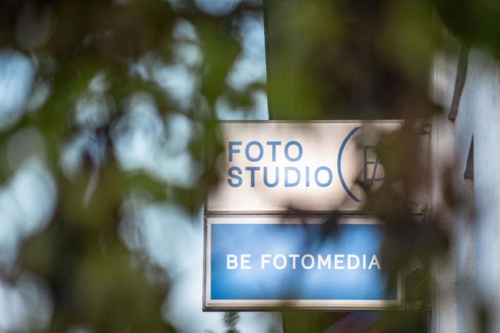 Fotoschild des BeFotoMedia-Studios zwischen Blaettern in Loechgau