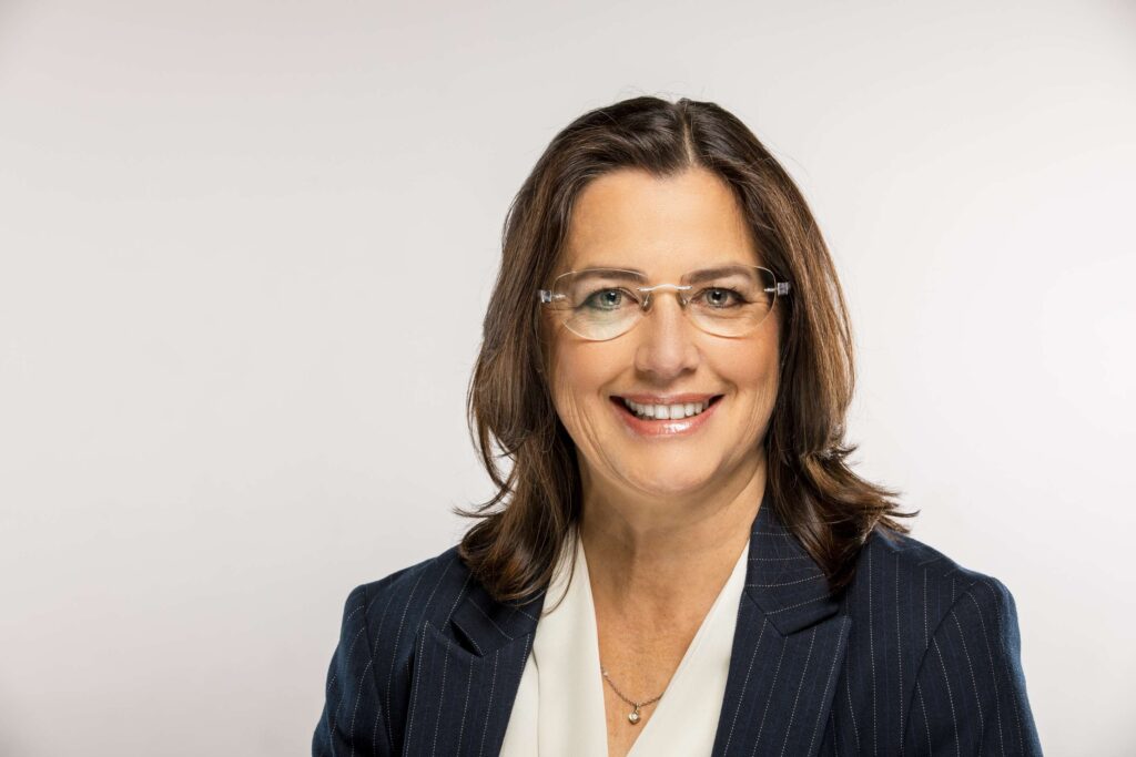 Business-Portrait einer Frau mit Brille im Anzug