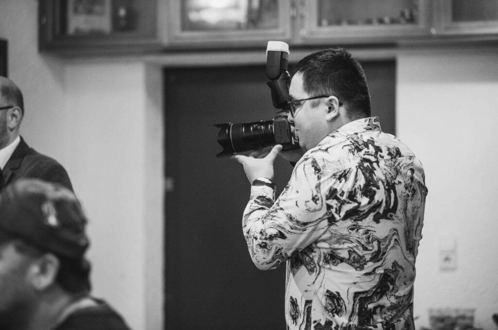 Ein Fotograf von BE Fotomedia arbeitet hinter den Kulissen.