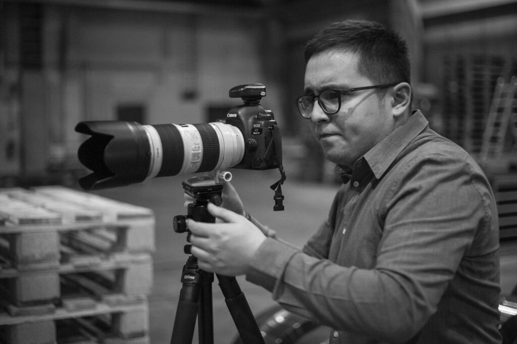 Fotograf bei der Arbeit mit einer Kamera im Studio.