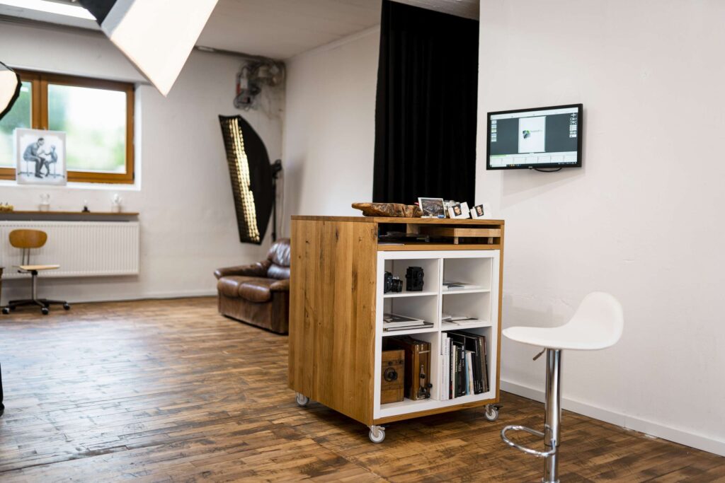 Innenansicht des befotomedia Fotostudios mit moderner Ausstattung und gemuetlicher Atmosphaere.