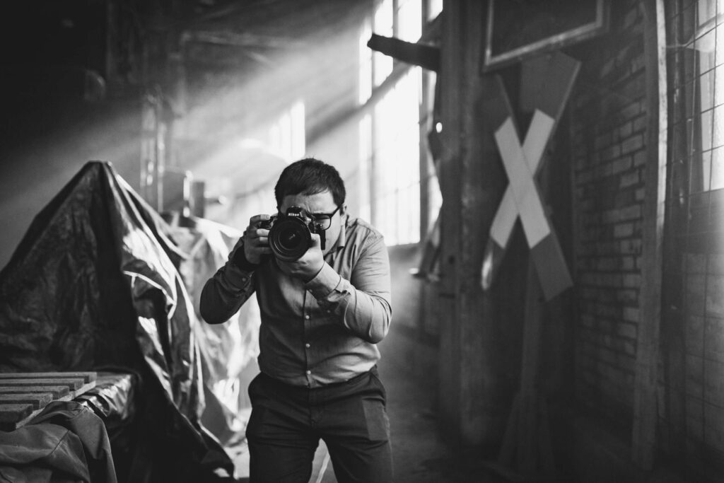 Fotograf bei der Arbeit in einem industriellen Umfeld in Loechgau
