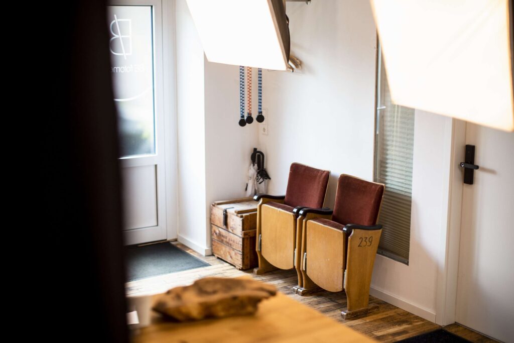 Innenansicht eines modernen Fotostudios mit stilvoller Einrichtung bei Befotomedia in Loechgau.