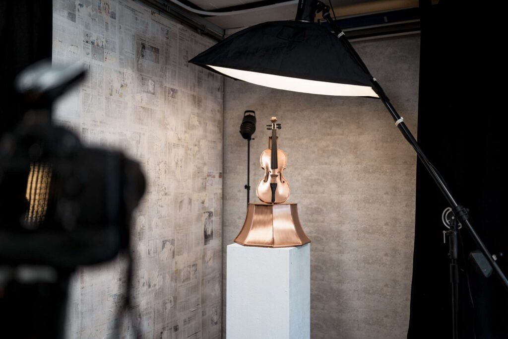 Studioaufnahme des Befotomedia-Teams in Loechgau mit Kamera und Beleuchtung.