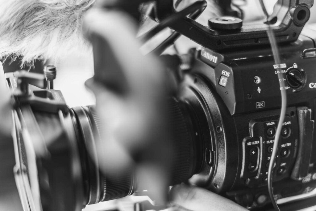 Alt-Text: Schwarz-Weiß-Aufnahme einer professionellen Filmkamera am Filmset.