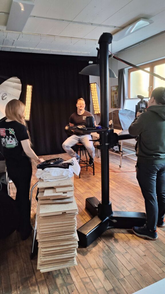 Ein Blick hinter die Kulissen eines Fotoshootings mit Fotografie-Ausruestung und Team im Studio. oplus_1048610