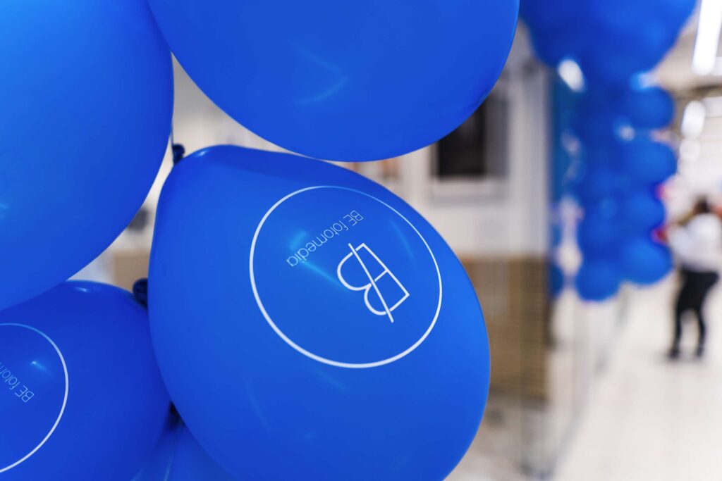 Blaue Luftballons mit befotomedia-Logo an einem Veranstaltungsort.