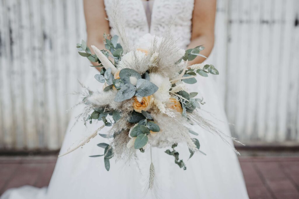 Nahaufnahme eines Brautstraußes bei einem Brautpaarshooting in Ludwigsburg