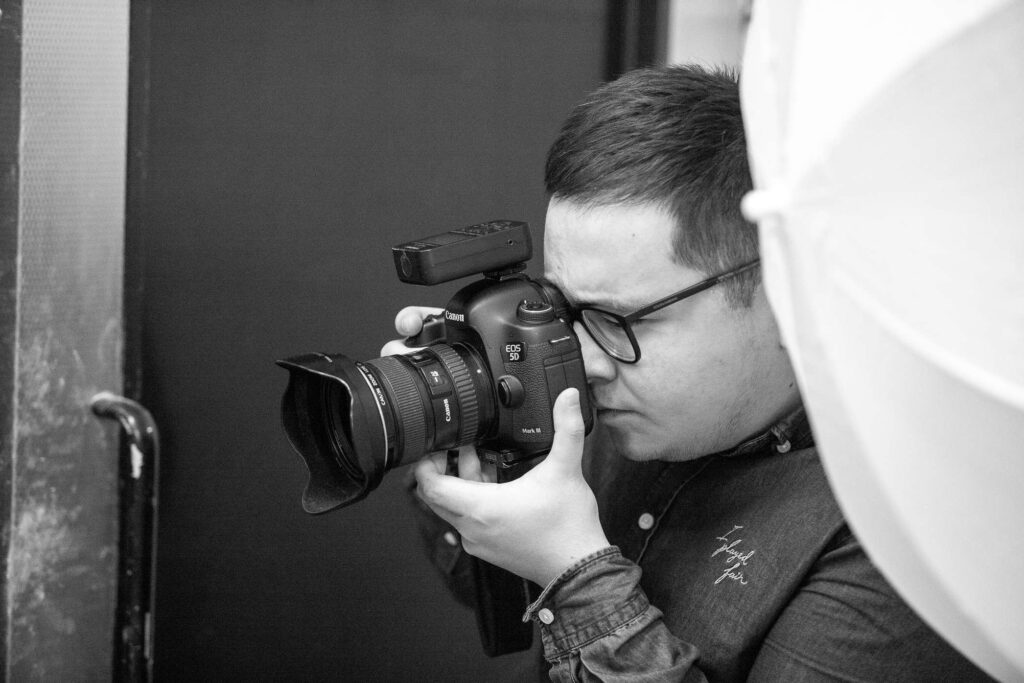 Michael Bleeser bei der Arbeit hinter den Kulissen einer Unternehmensfotografie-Sitzung