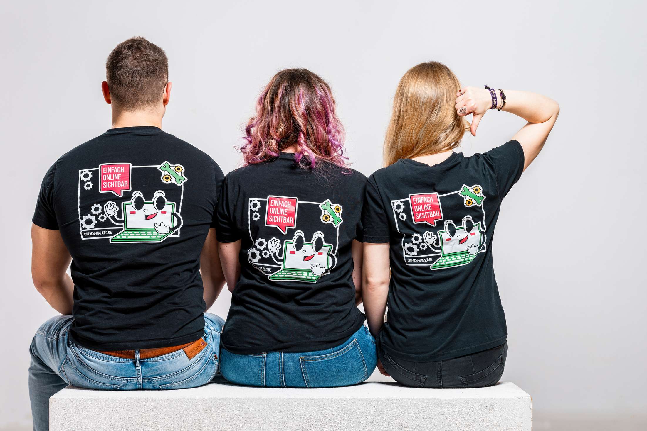 Das Team von Einfach mal SEO in schwarzen T-Shirts mit Aufdruck von hinten: Lisa Augustin, Deborah Kliebhan und Moritz Augustin.