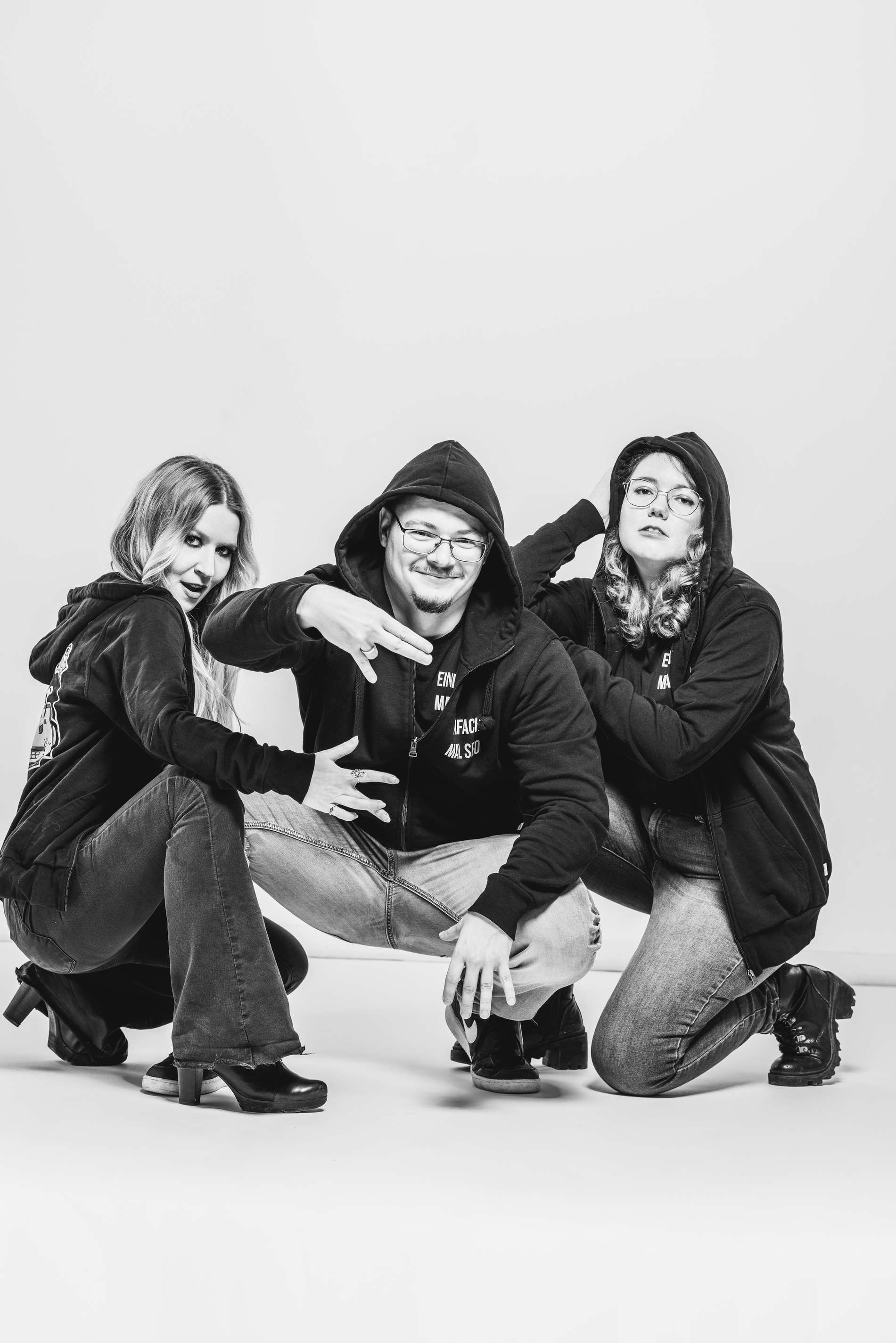 Das Team von Einfach mal SEO in entspannter Pose mit Lisa Augustin, Deborah Kliebhan und Moritz Augustin.